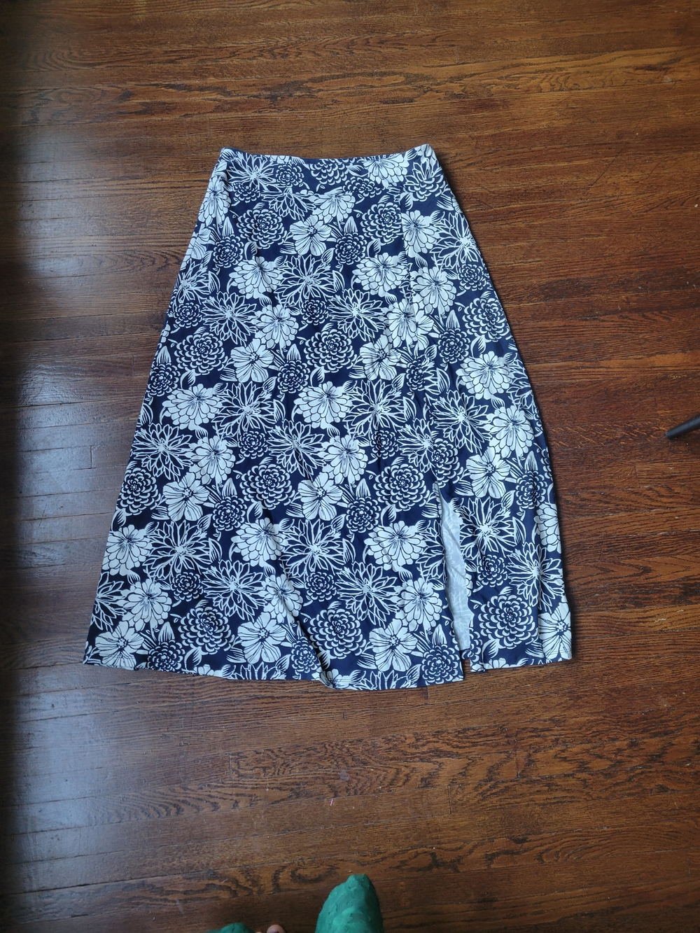 Talbots Women's Navy White Floral Maxi Skirt Slit Style Sz M Casual Church Wear - Picture 3 of 17